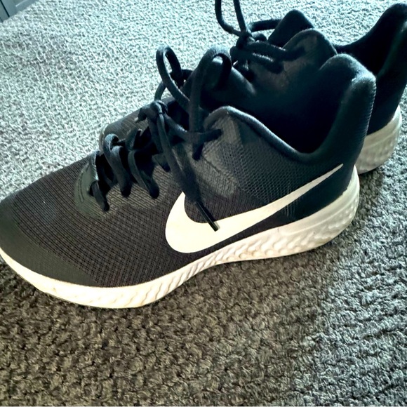 Nike Girls youth size 6 women’s 8 seems run a little small. - Picture 2 of 4